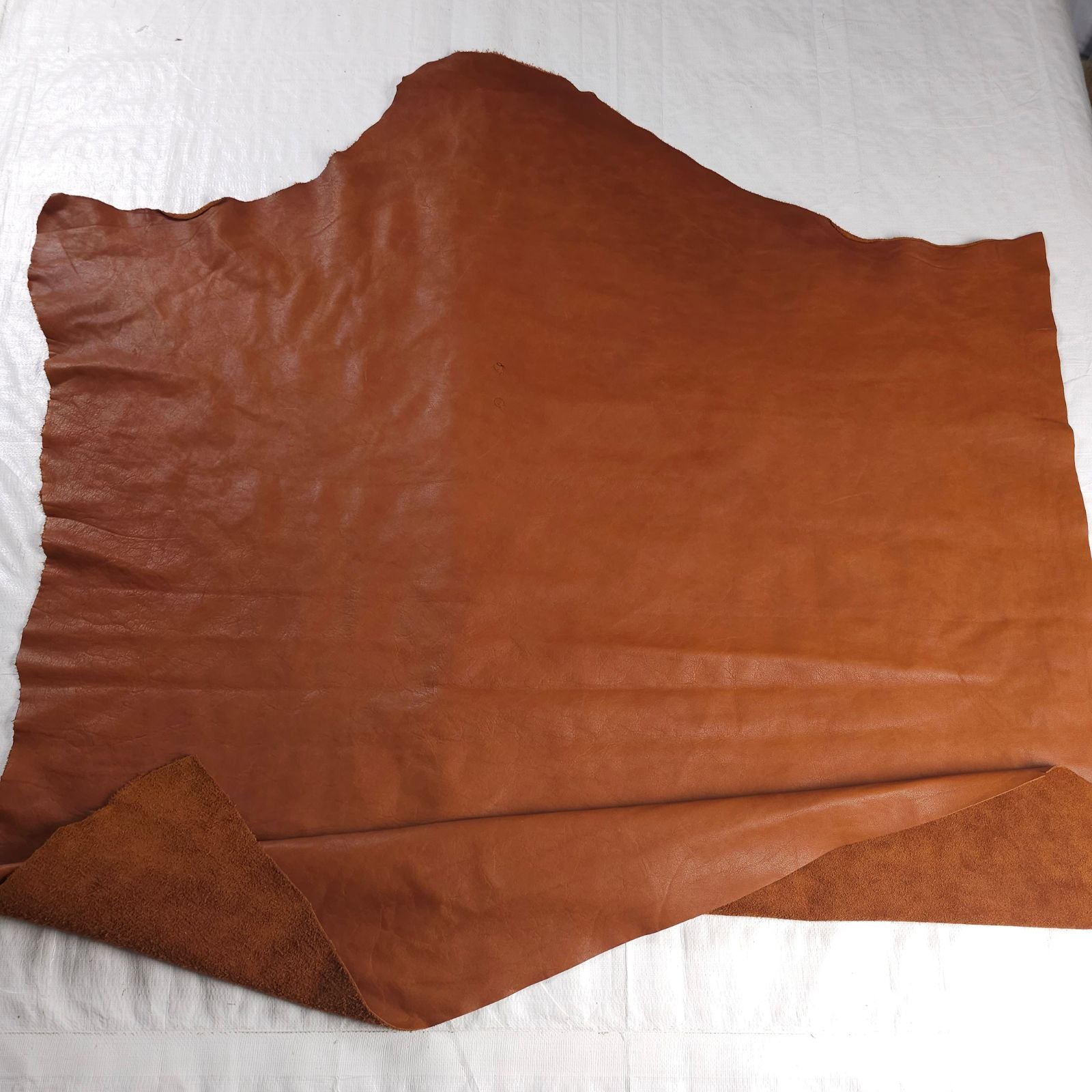 Upholstery veg-tan leather large cut 