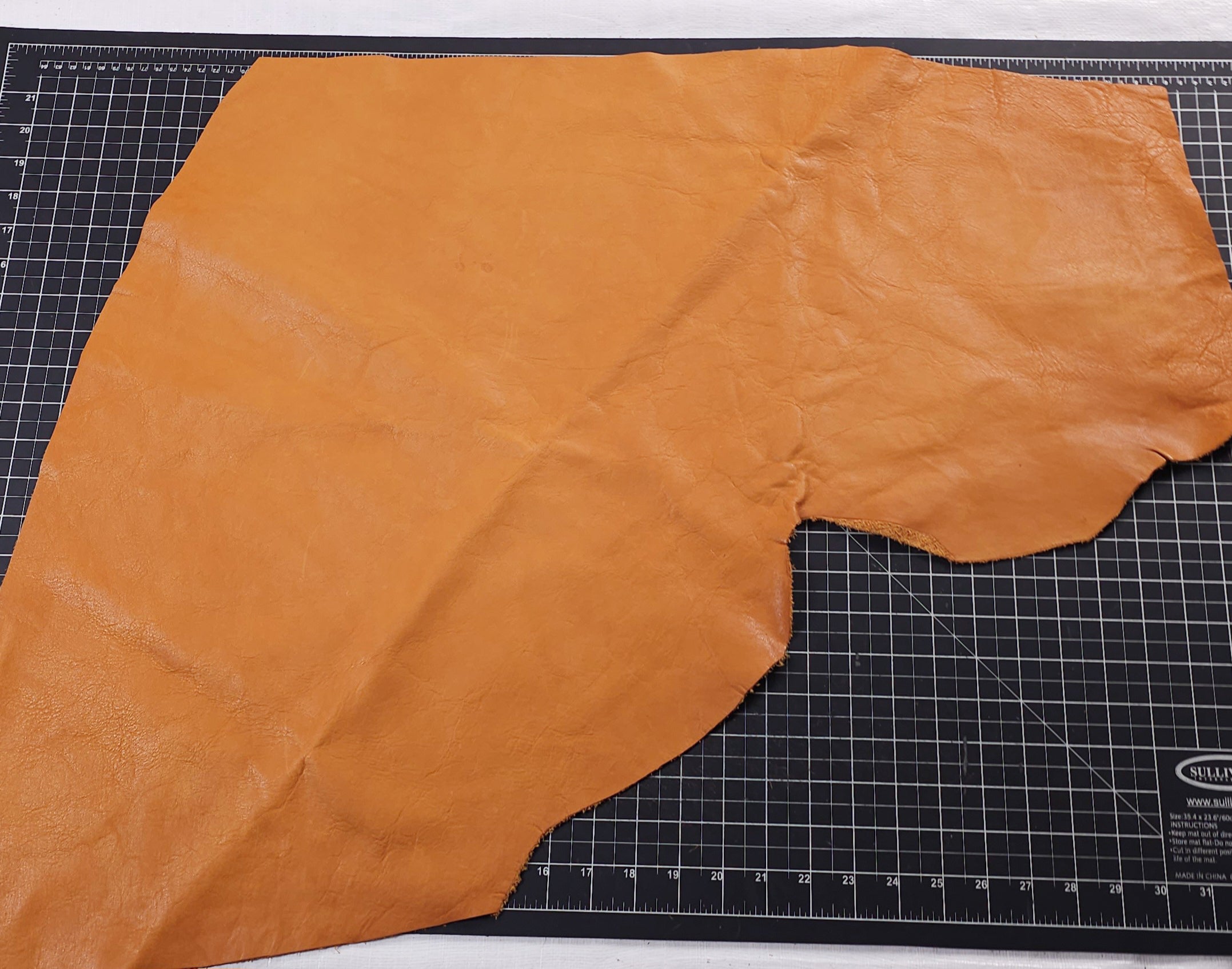 Coloured Vegetable-Tanned Leather Pieces 1–2 sq ft