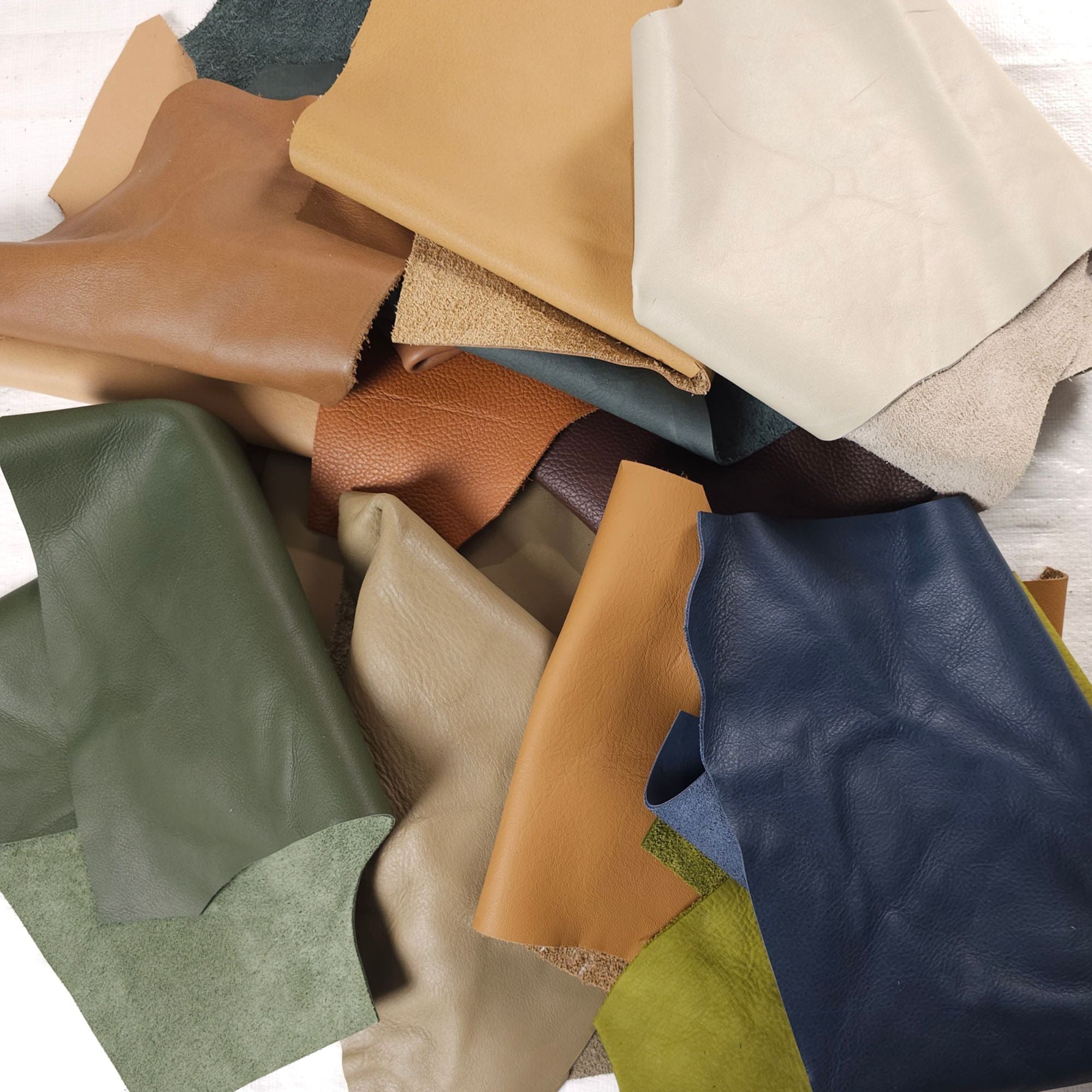 Mixed leather scraps in assorted colours and 1–3 hand-sized pieces